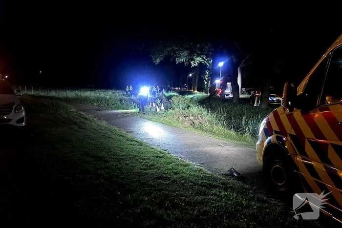Inzittende overleden nadat auto het weiland inrijdt
