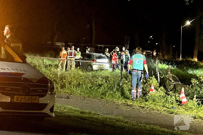 Inzittende overleden nadat auto het weiland inrijdt