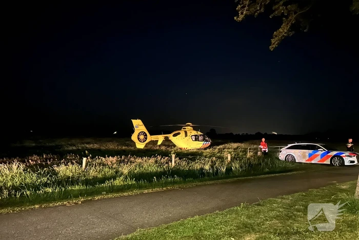 Inzittende overleden nadat auto het weiland inrijdt