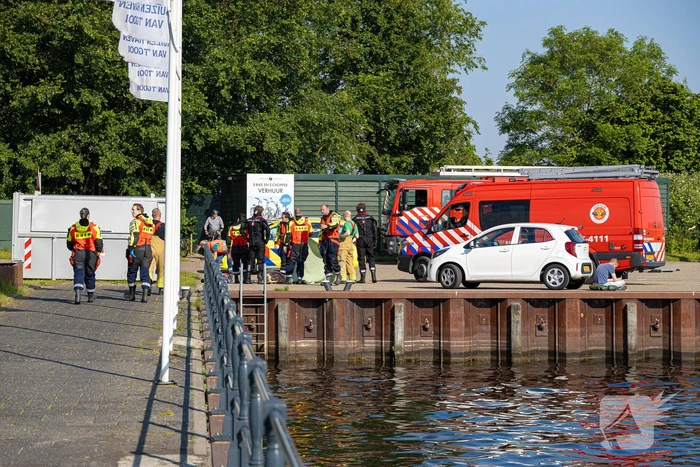 KNRM haalt persoon uit het water