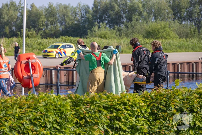 KNRM haalt persoon uit het water