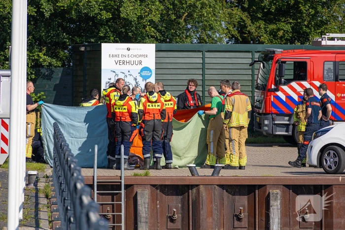 KNRM haalt persoon uit het water