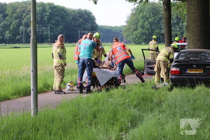 Automobilist raakt gewond bij botsing tegen boom