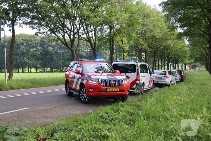 Automobilist raakt gewond bij botsing tegen boom