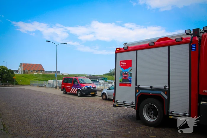 Brandweer verricht metingen na vreemde lucht op plezierboot