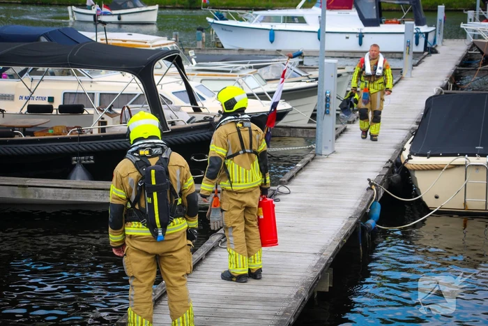 Brandweer verricht metingen na vreemde lucht op plezierboot