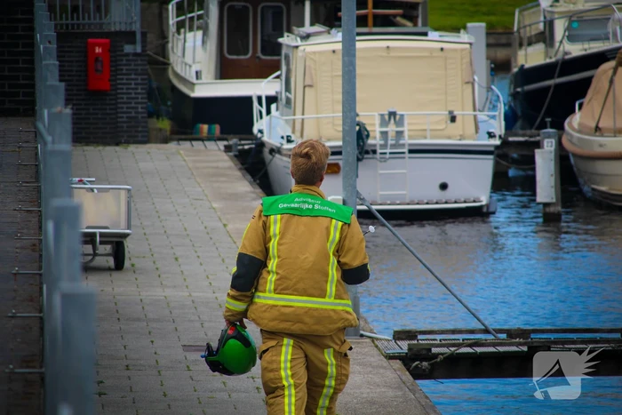 Brandweer verricht metingen na vreemde lucht op plezierboot