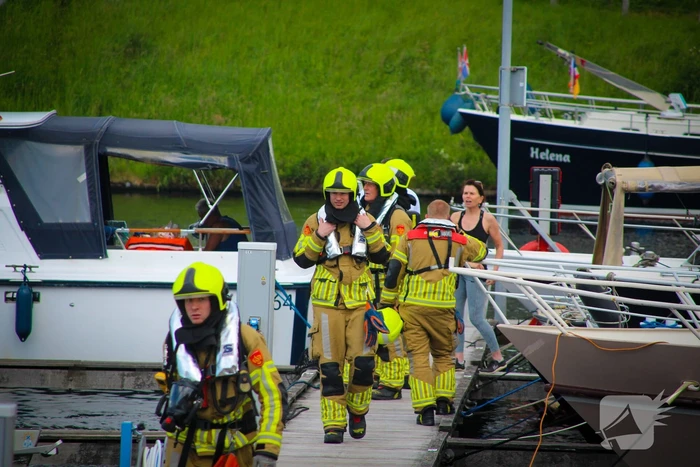 Brandweer verricht metingen na vreemde lucht op plezierboot