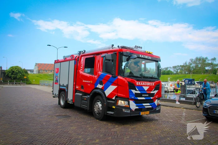Brandweer verricht metingen na vreemde lucht op plezierboot