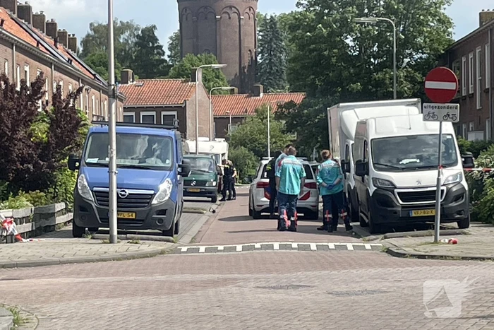Persoon staat met mes te zwaaien op balkon