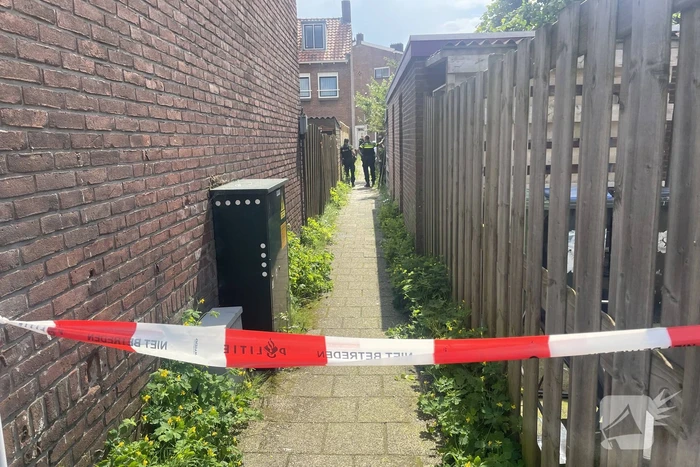 Persoon staat met mes te zwaaien op balkon