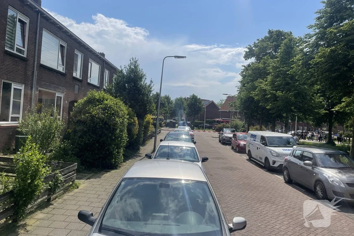 Persoon staat met mes te zwaaien op balkon