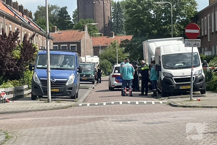 Persoon staat met mes te zwaaien op balkon