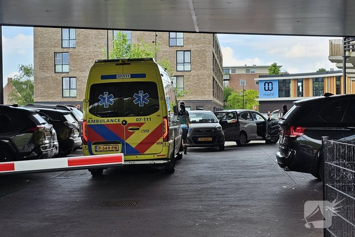 Twee voertuigen botsen op parkeerplaats