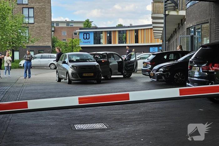 Twee voertuigen botsen op parkeerplaats