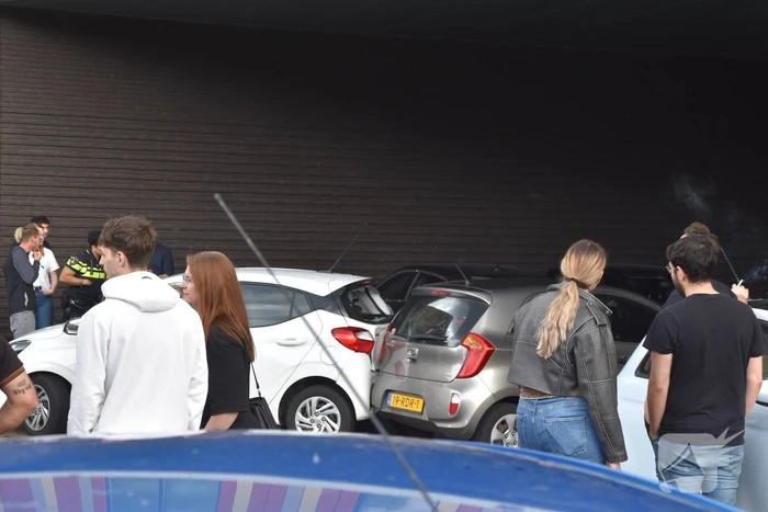 Twee voertuigen botsen op parkeerplaats