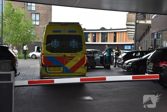 Twee voertuigen botsen op parkeerplaats