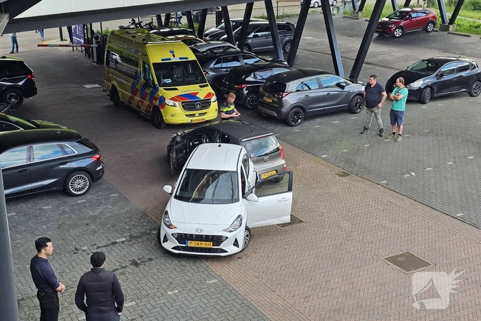 Twee voertuigen botsen op parkeerplaats