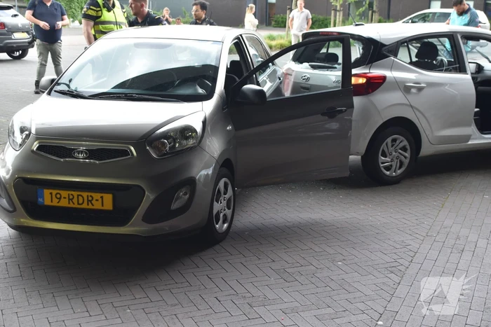 Twee voertuigen botsen op parkeerplaats