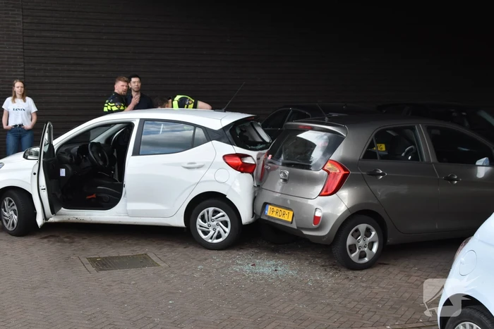 Twee voertuigen botsen op parkeerplaats