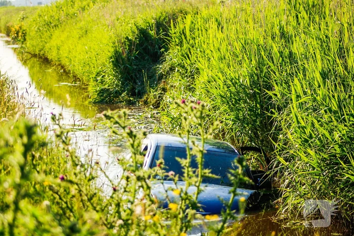 Automobilist raakt van de weg en belandt in de sloot