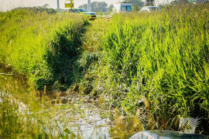 Automobilist raakt van de weg en belandt in de sloot