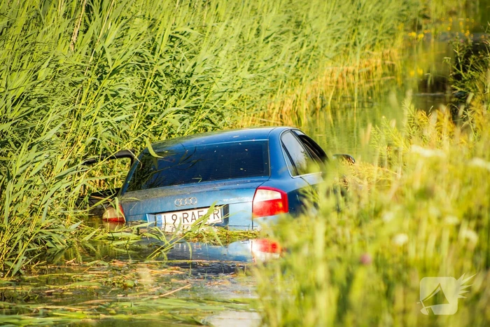 Automobilist raakt van de weg en belandt in de sloot