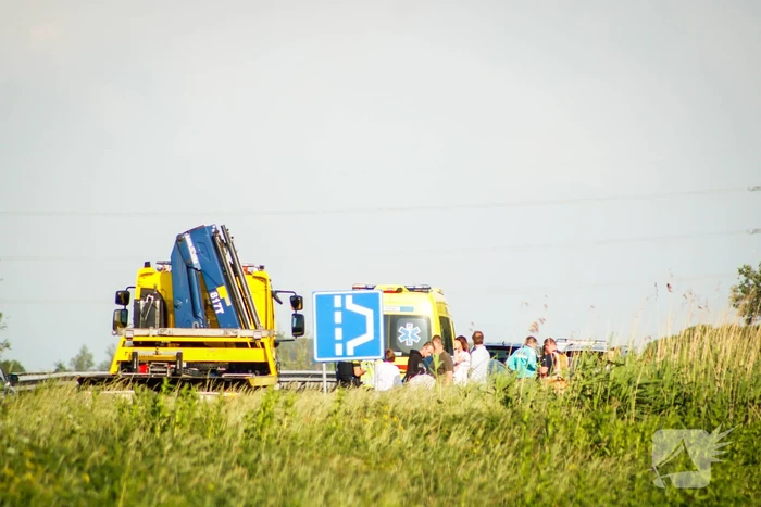Automobilist raakt van de weg en belandt in de sloot