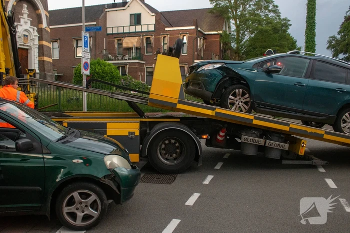 Fikse schade bij frontale aanrijding op kruising