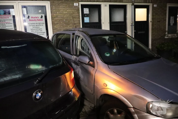Voertuig botst tegen woning na aanrijding