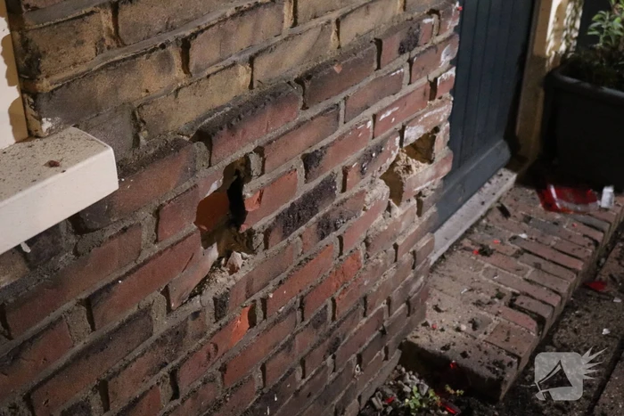 Voertuig botst tegen woning na aanrijding