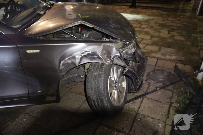 Voertuig botst tegen woning na aanrijding