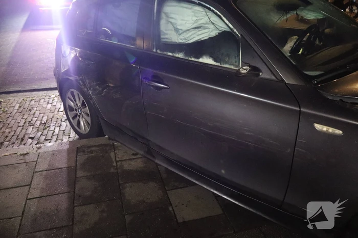 Voertuig botst tegen woning na aanrijding
