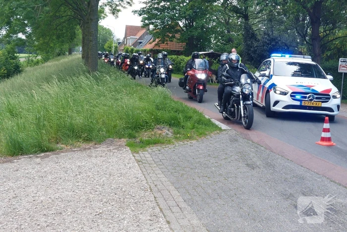 Motorrijdster gewond na val door botsing