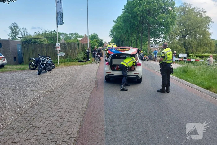 Motorrijdster gewond na val door botsing