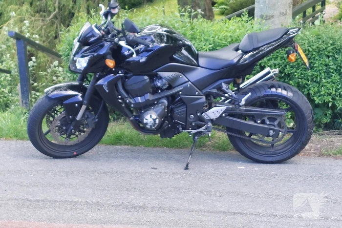 Motorrijdster gewond na val door botsing