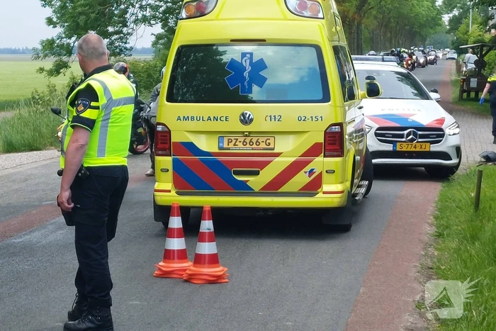 Motorrijdster gewond na val door botsing