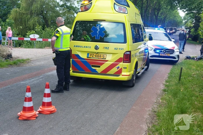Motorrijdster gewond na val door botsing