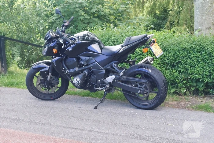 Motorrijdster gewond na val door botsing