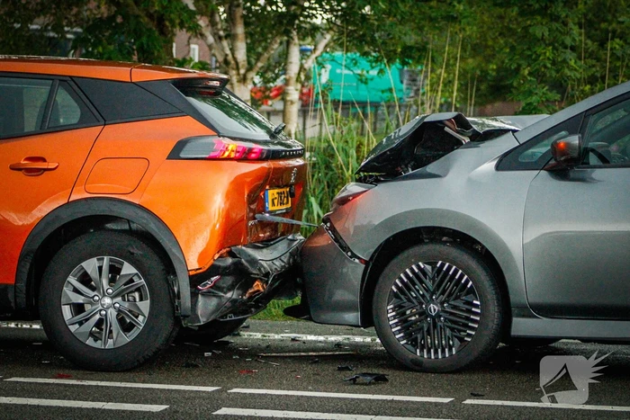 Auto flink beschadigd door kop-staartbotsing