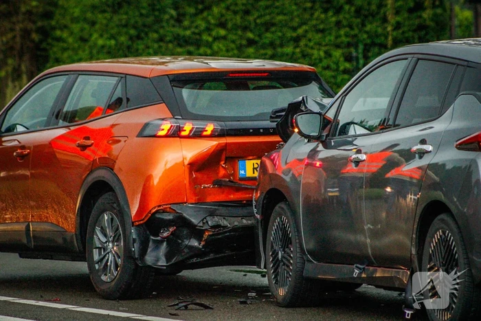 Auto flink beschadigd door kop-staartbotsing
