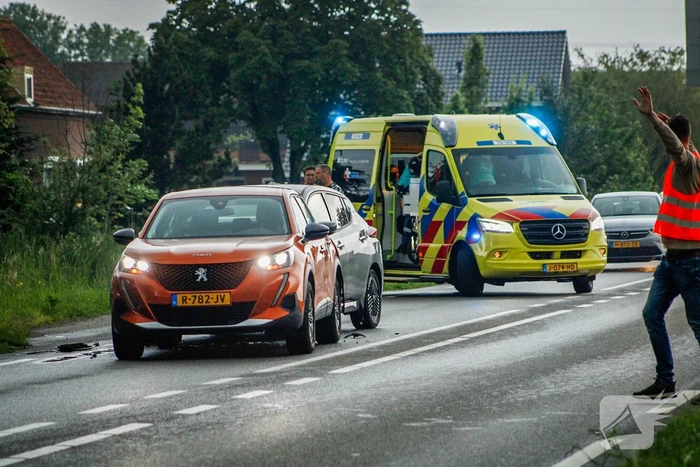 Auto flink beschadigd door kop-staartbotsing