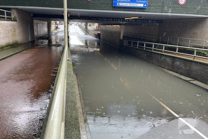 Auto defect door ondergelopen tunnel tijdens enorme regenval