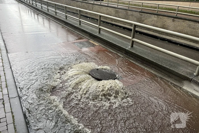 Auto defect door ondergelopen tunnel tijdens enorme regenval