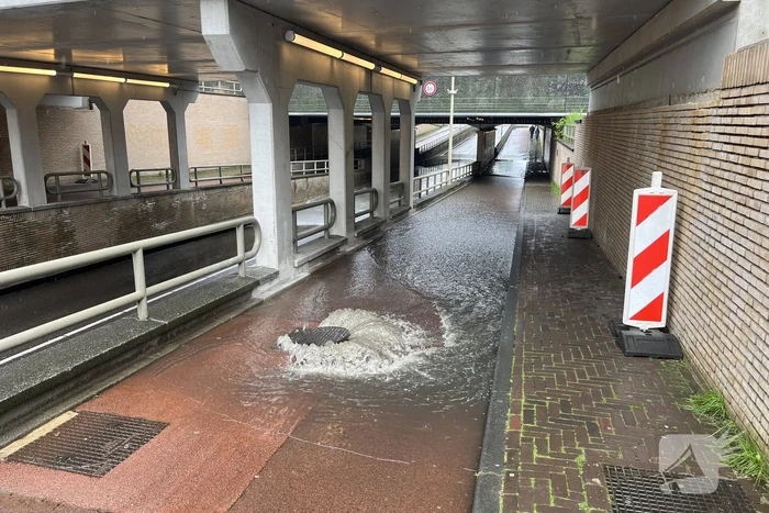 Auto defect door ondergelopen tunnel tijdens enorme regenval