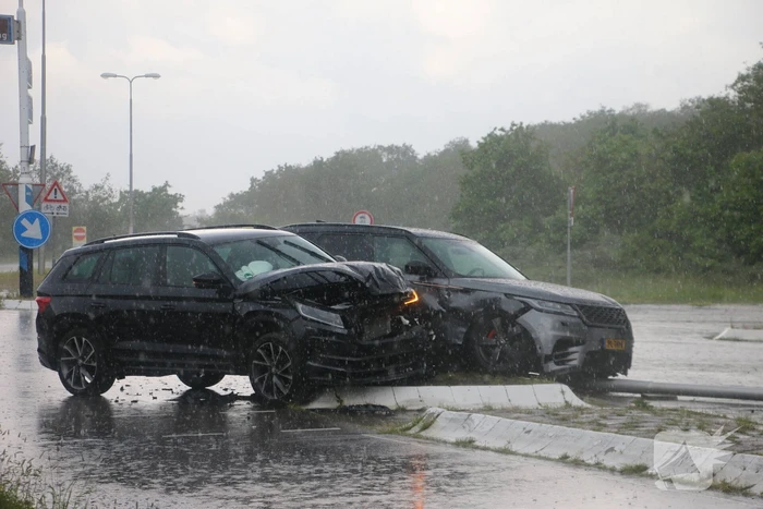 Enorme schade na frontale botsing op kruising