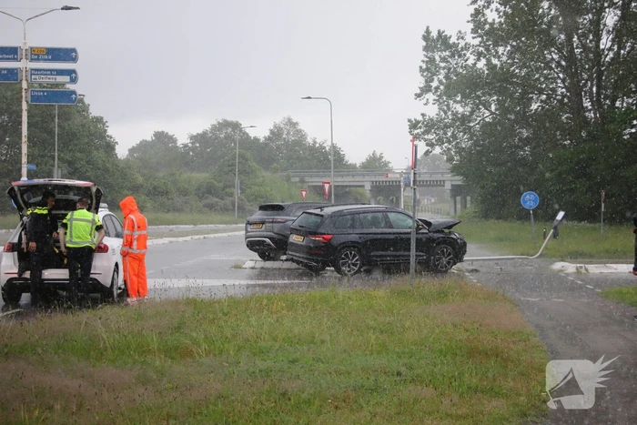 Enorme schade na frontale botsing op kruising