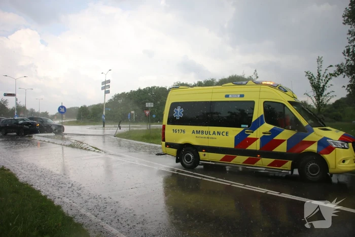 Enorme schade na frontale botsing op kruising