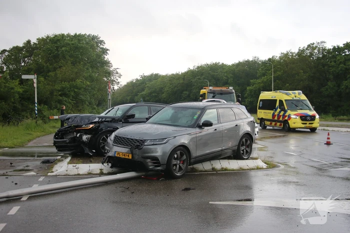 Enorme schade na frontale botsing op kruising