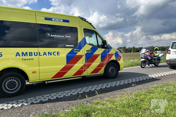 Oudere fietser belandt in sloot en raakt gewond